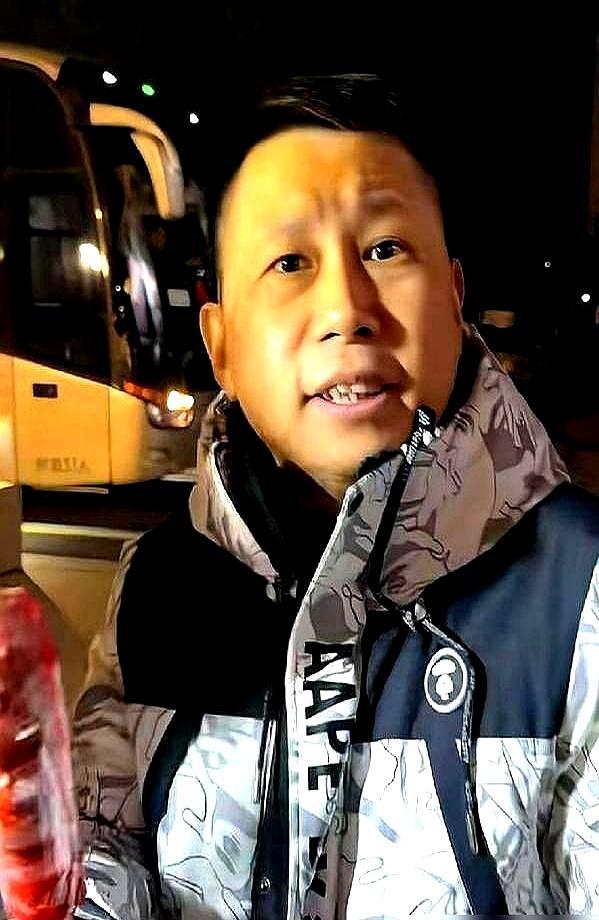 曹云金饭局上亲手给他割肉，侯耀华的80大寿，他连人影都没露。侯耀华那场寿宴