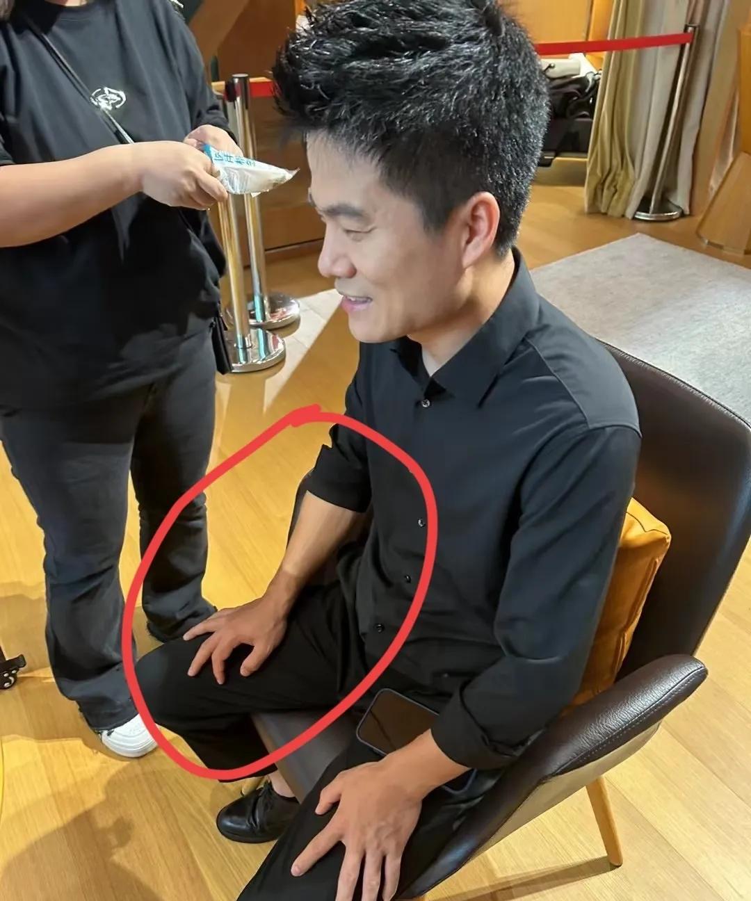 董宇辉这手臂都晒分层了！不知道是不是后面化妆了，正式上镜时手臂和手掌的颜色又没有