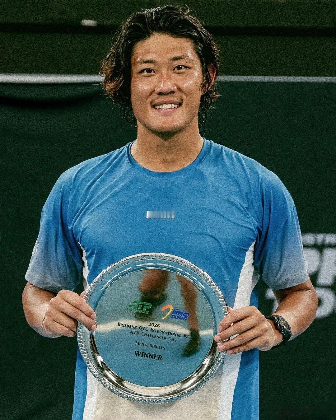 多哈赛首轮，刚刚拿下挑战赛冠军的张之臻轰出10记Ace，6-4/6-4击败卡尔巴