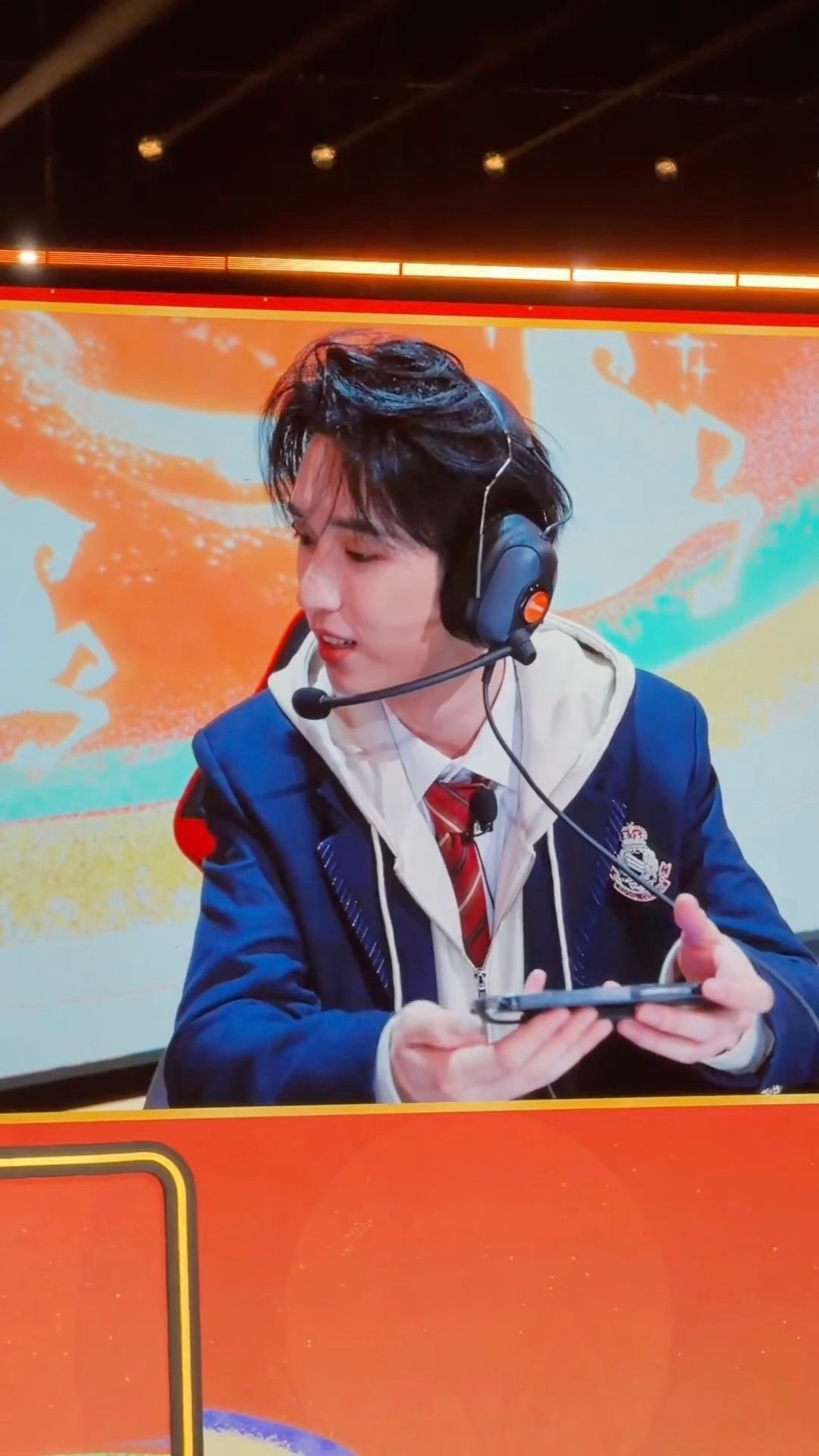 学院装的严浩翔今晚完全是校园风云人物的感觉