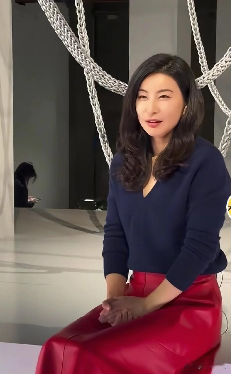 郭晶晶，实在不行你就退圈吧！主要是大家都看不下去了。当校长穿风衣牛仔裤站孩子