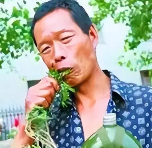 1976年起，一重庆男子吃草上瘾，34年吃了40吨草，不想吃正常的饭，每天就靠吃