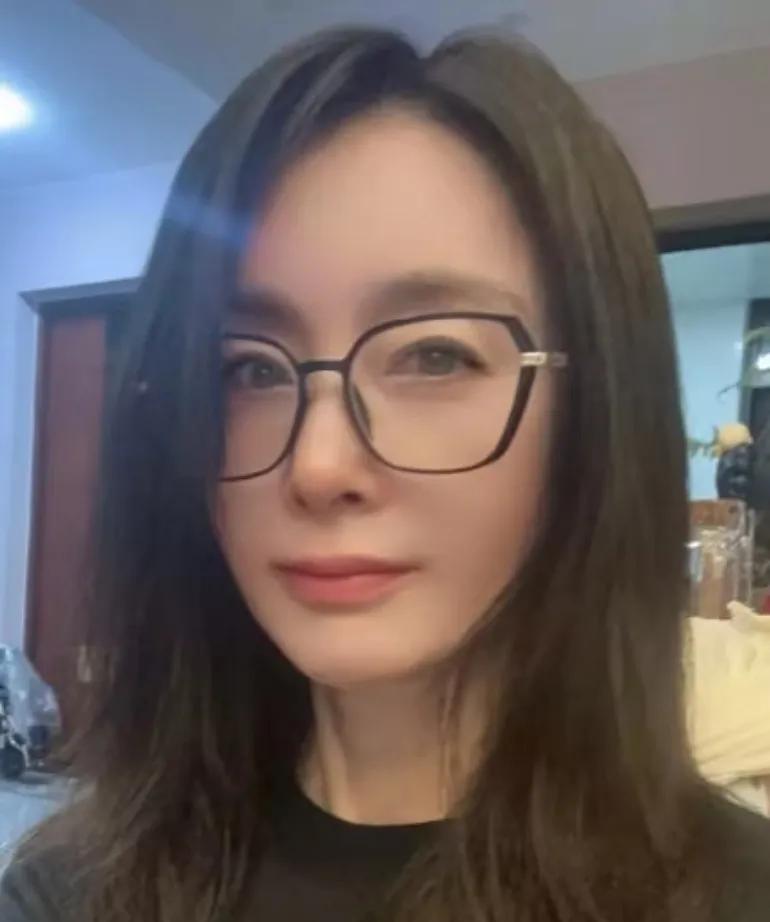 终于出现张敏，这么多年娱乐圈一直都没有她，7月9日56岁港星张敏晒出最新自拍，岁