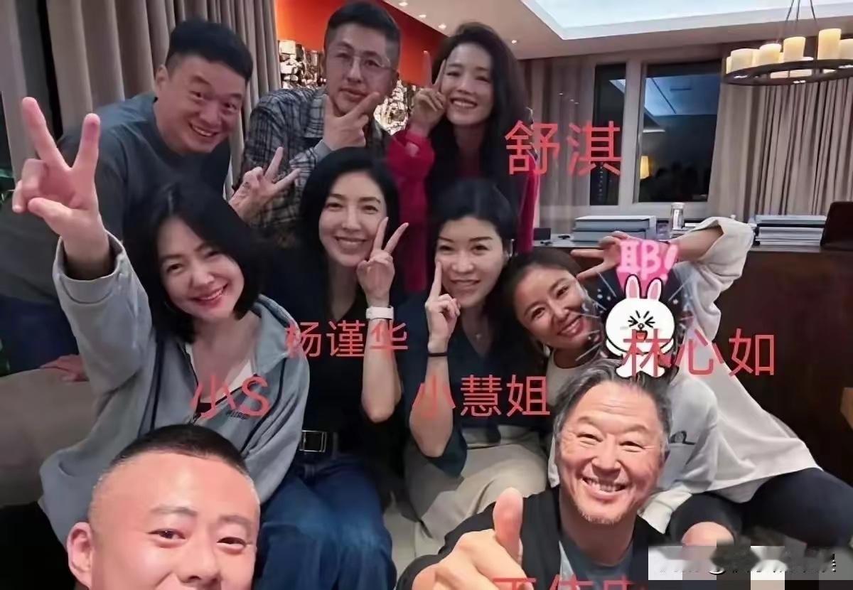 大S的恩师，邀请了很多朋友到家里吃饭。小S也参加了，看得出来，她现在的状态也挺好