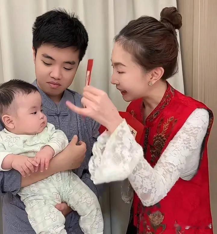 退网了吗？王梓嘉在一场情绪爆发的直播里，当场放狠话：不想再演表面和睦，不想继