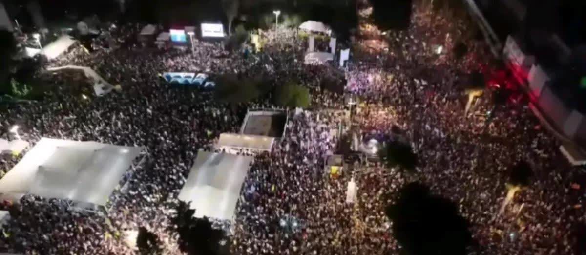 半岛电视台报道，当地时间17日，大约10万名以色列民众走上街头，聚集在特拉维夫的