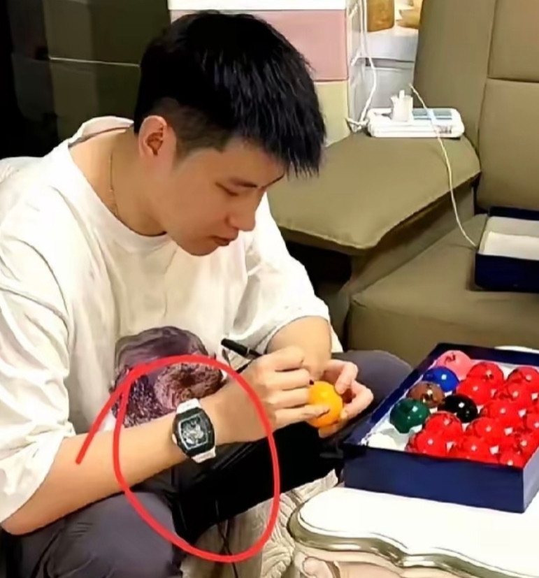 后悔得睡不着觉！查了才知道赵心童拥有的资产惊呆普通人手上的手表据说1500