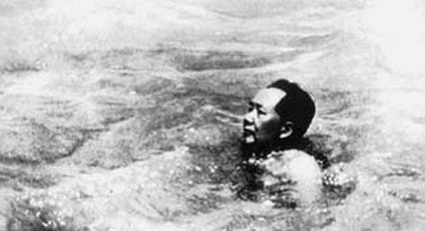 1957年，毛主席游泳后不慎患上重感冒，随行西医束手无策，最后还是经人介绍来了一