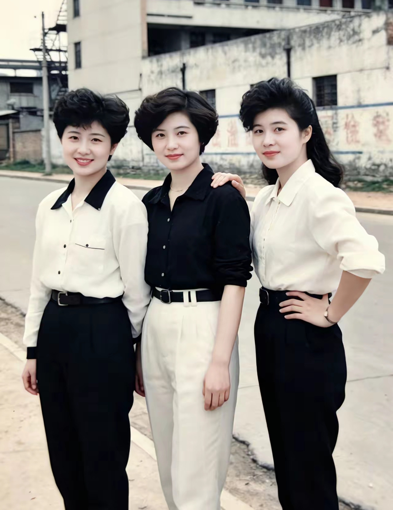 友友们，根据他们的穿着款式和发型，你能猜出来这张照片大概拍摄于哪个年代...