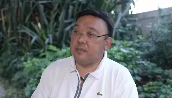 在海牙陪伴老杜的发言人罗克前景不妙其寻求荷兰庇护的申请已被拒绝面临被引渡回菲