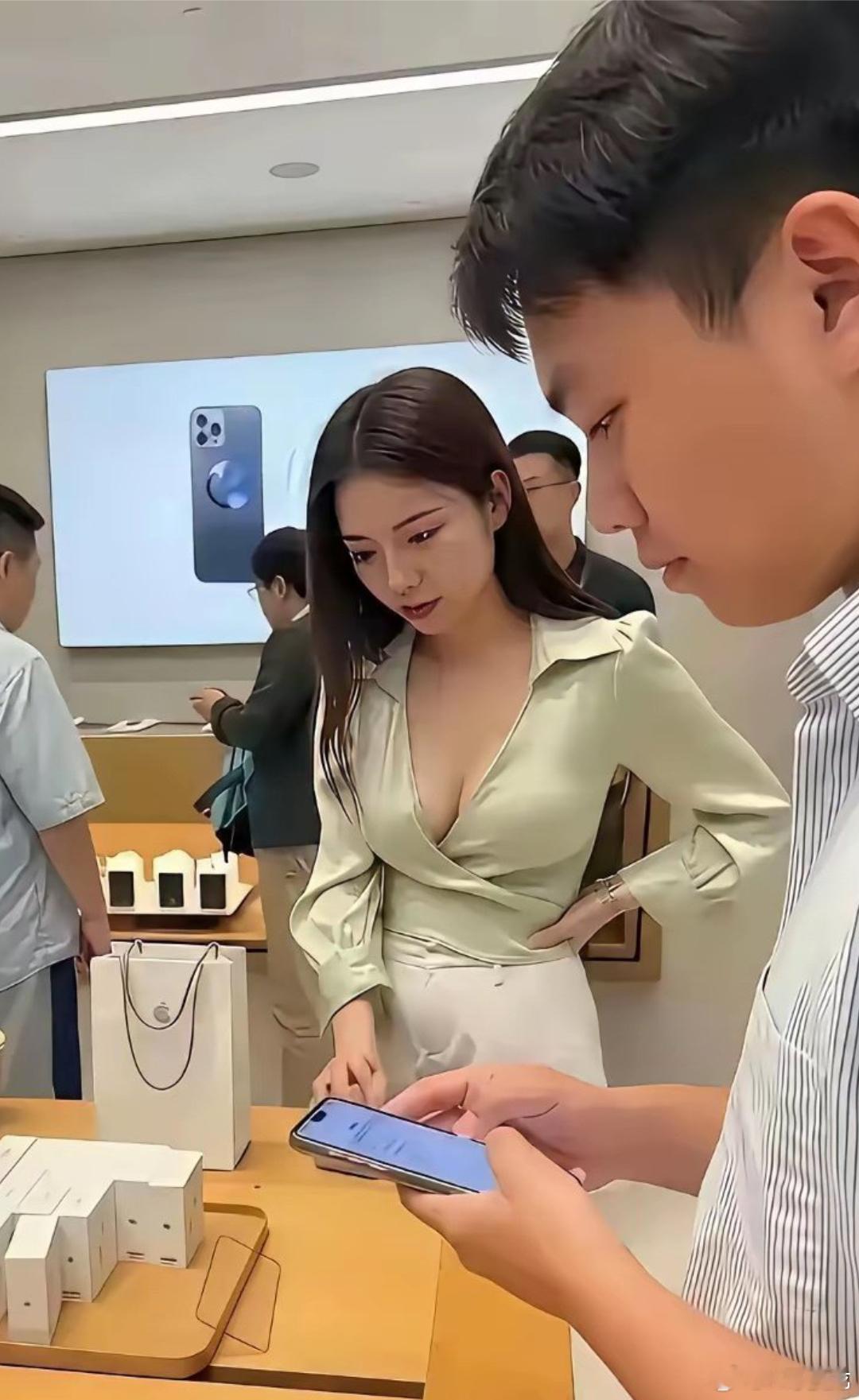 谁能看清楚这手机是什么牌子的？手机手机壳红米手机​​​