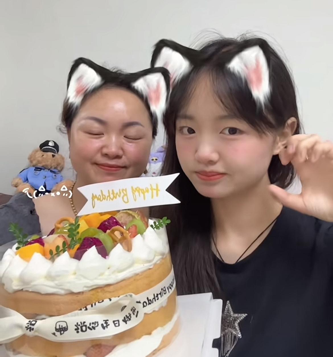 21岁贵州美女“曼曼”去世，母亲公开噩耗。曝原因是脑出血，而导致脑出血的原因好