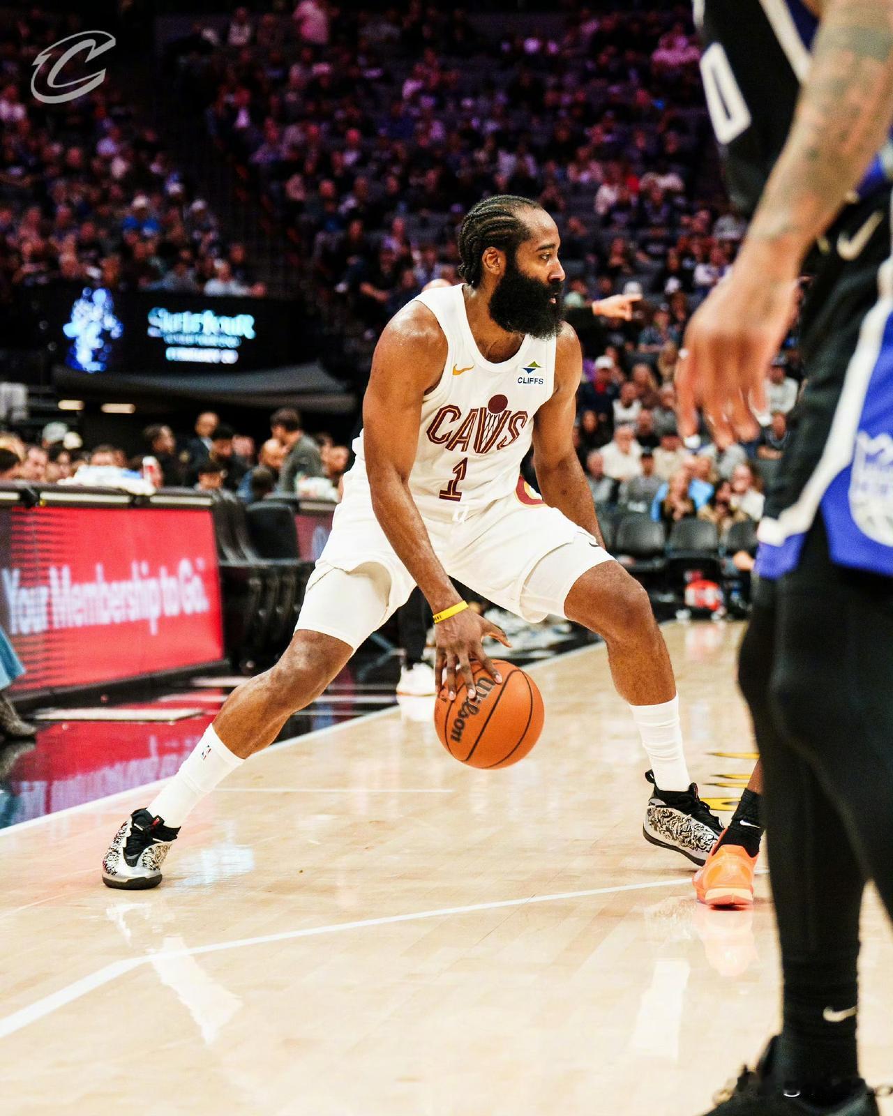 哈登骑士首秀24分骑士客场132-126击败国王收获三连胜，詹姆斯·哈登迎来骑