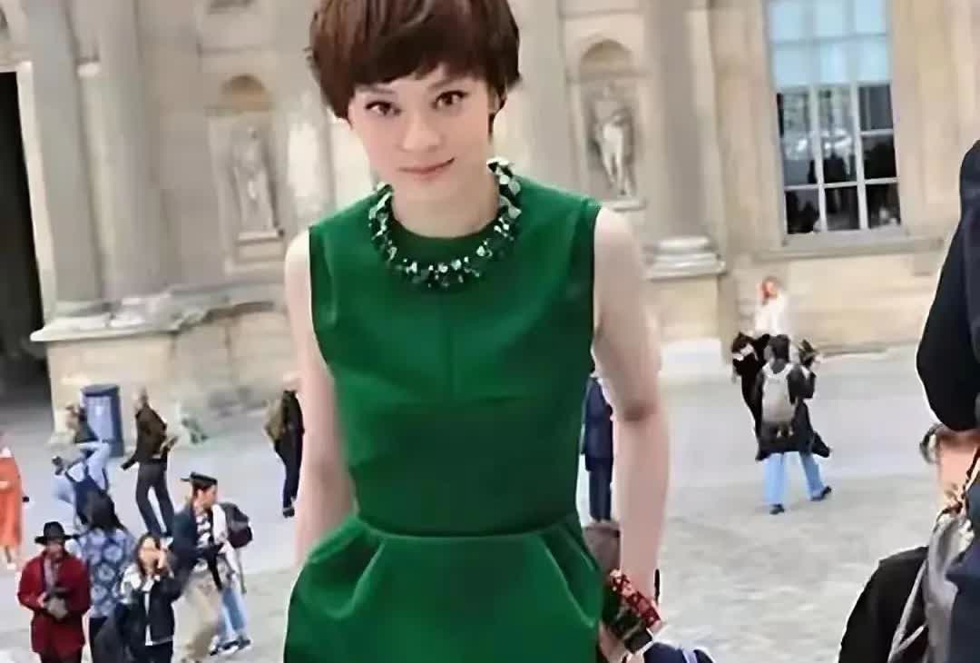 孙俪又美到国外去啦！咱就说孙俪这状态也太绝了吧✨一袭绿色连衣裙亮相国