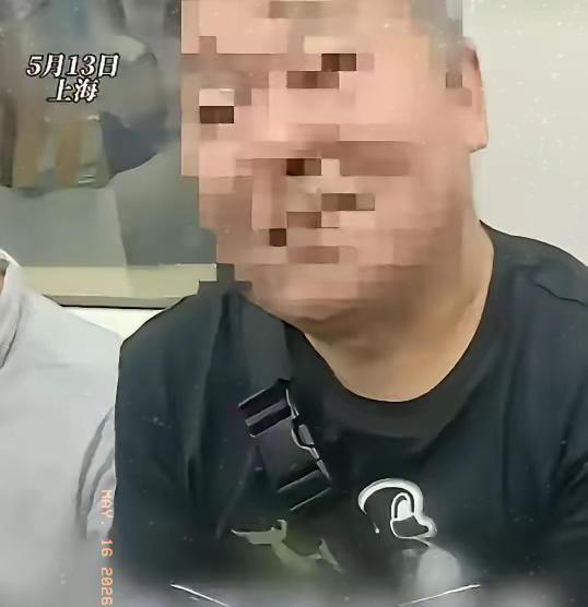 上海，一女子坐地铁时，被一大爷直勾勾盯了许久，她忍无可忍，直接提醒对方这样不礼貌