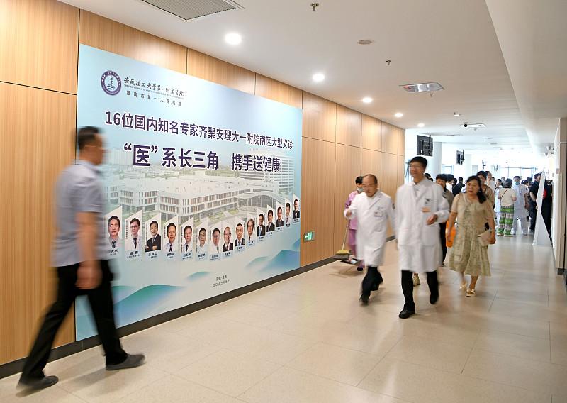 上周陪家里老人去滨湖那边的安徽省立医院新区看病，才发现不少老合肥人已经悄悄把这里