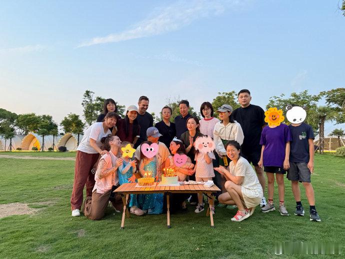 卢靖姗晒全家福庆生，真幸福啊~韩庚卢靖姗儿女都这么大了卢靖姗晒全家福庆生
