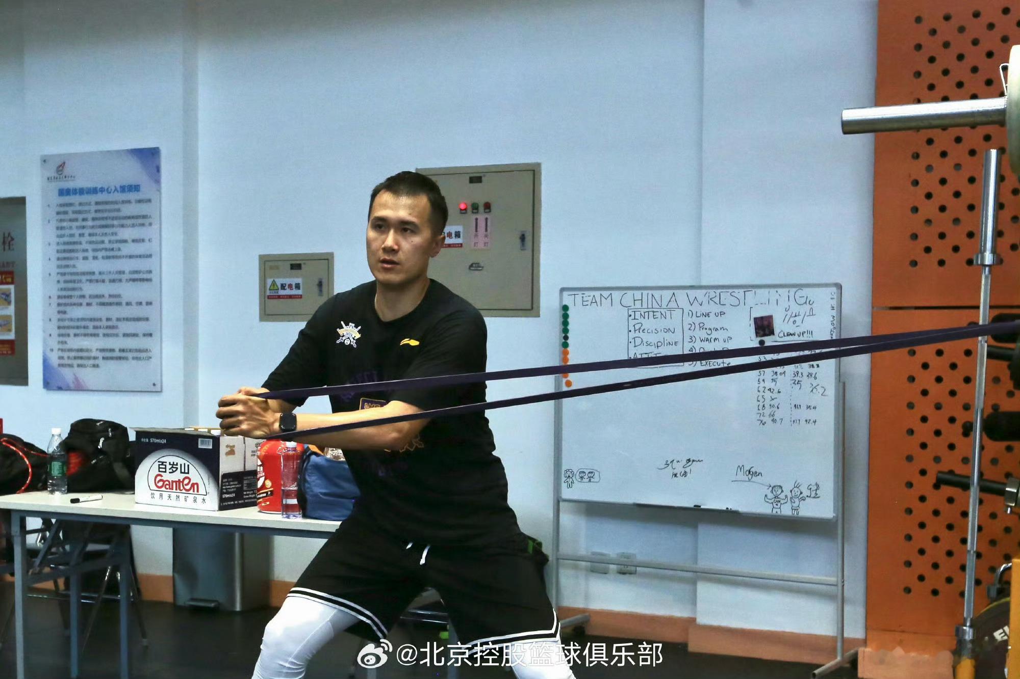 北控男篮官方发布球员归队训练图，其中今夏合同到期的三名主要球员中张帆、孟子凯在
