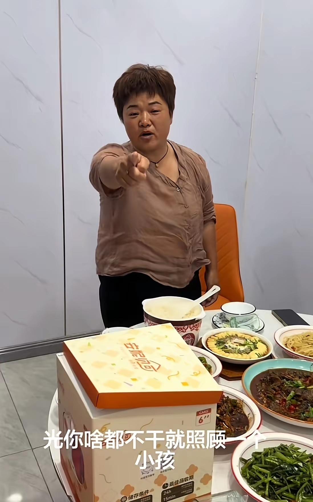 儿子特意从上海赶回家给儿媳庆生，这场面竟让婆婆当场委屈落泪。她对着老伴不停抱