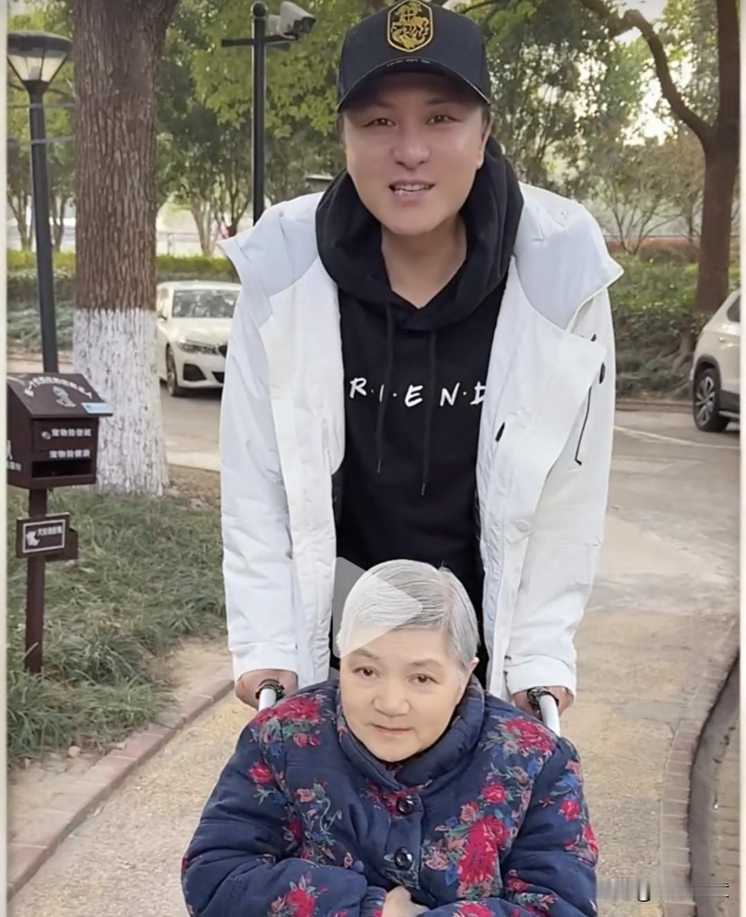 上海知名主持人朱桢非常孝顺自己的母亲，每天即使日理万机，也会在繁忙工作后带上母亲