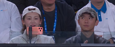 苗苗把帽子反着戴，衬托出她的脸型和五官好搭配，真的好漂亮！和郑凯越来越有夫妻相了