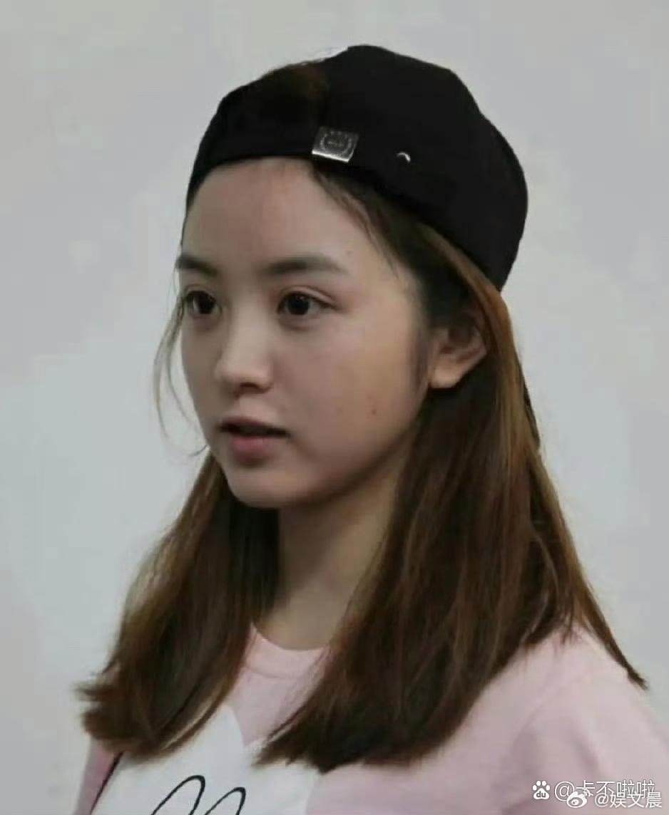 田曦薇素颜状态也太能打了，果然明星底子就是过硬，素颜依旧精致耐看！