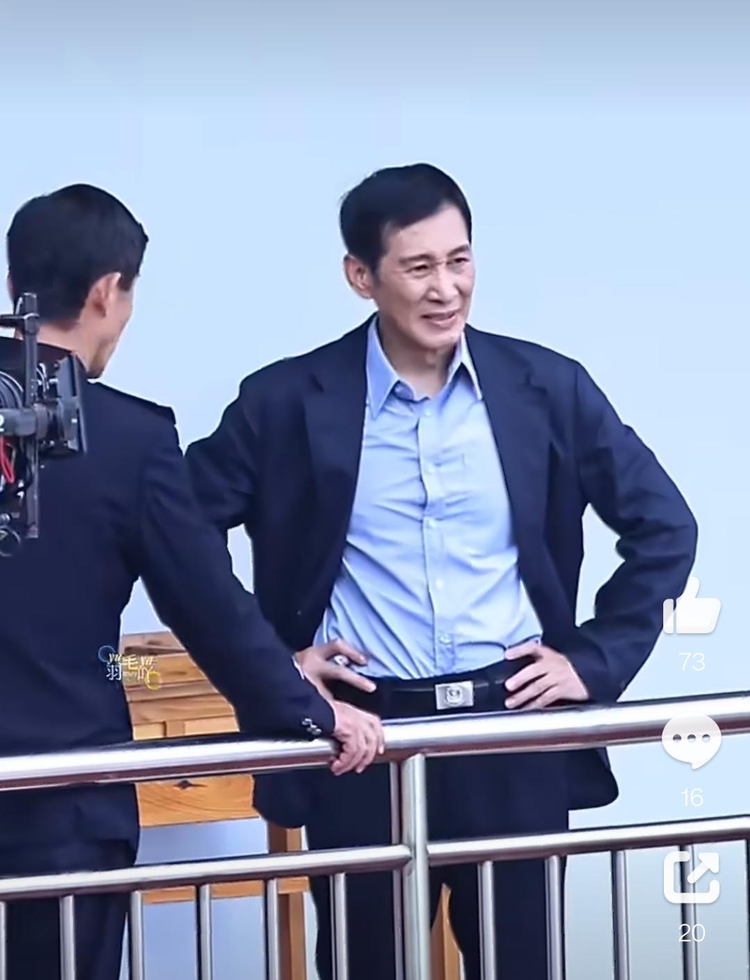 有钱，长的还帅气，不知道为啥王老师会选择不婚不育这条路！很喜欢他的父亲角色，琅