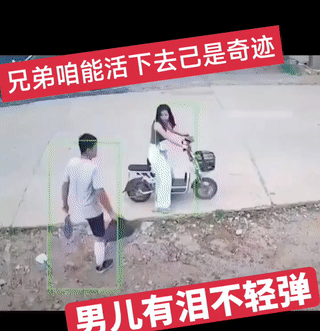 刚开始还很好奇这位大哥的腿究竟是怎么受伤的？直到看到他女朋友骑车过来接他的神操