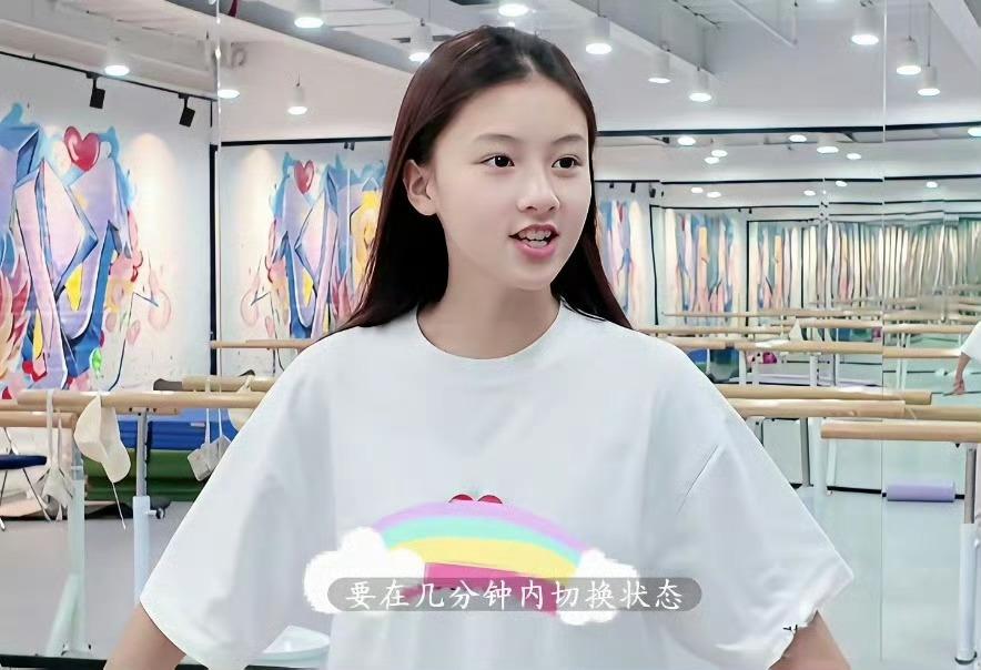 “神颜”女孩七七气质大变样了，有公司签约了就是不一样，你们觉得她会火吗？