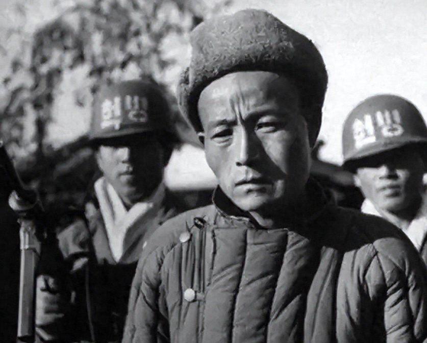 1952年，朝鲜巨济岛上，叛徒李大安把两名志愿军战士心脏剜出剁成肉馅包饺子，还把