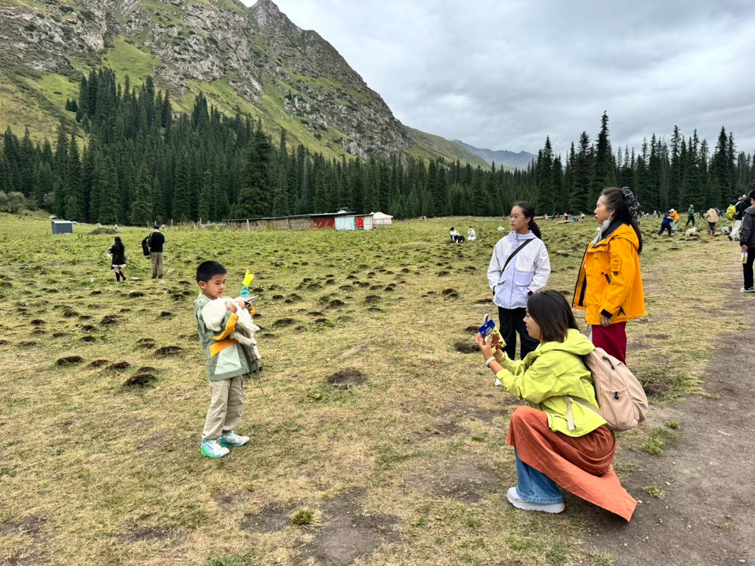 新疆小孩说租他的小羊合照一个月给她带来收入三万多伊犁·夏塔旅游景区-将军桥