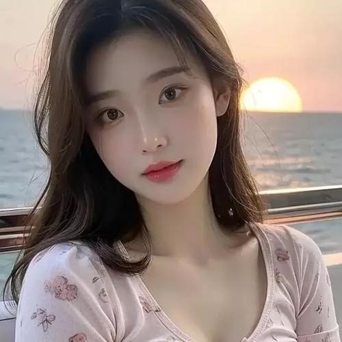 夕阳西下，海上乘风，浪漫时刻，美少女相伴。日落晚霞照海滩夕阳西下江畔美海边日