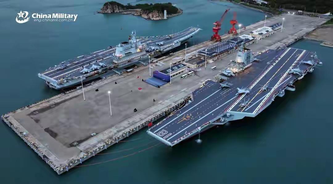 双航母领衔+055护航！解放军编队出海，剑指何方？西太平洋惊现震撼一幕！中
