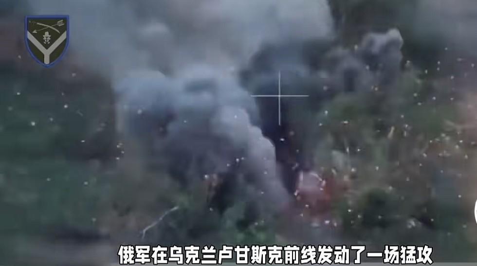 俄军纵队18辆装甲车辆遭到乌军毁灭性打击！19日，俄军卢甘斯克前线发动突然攻势