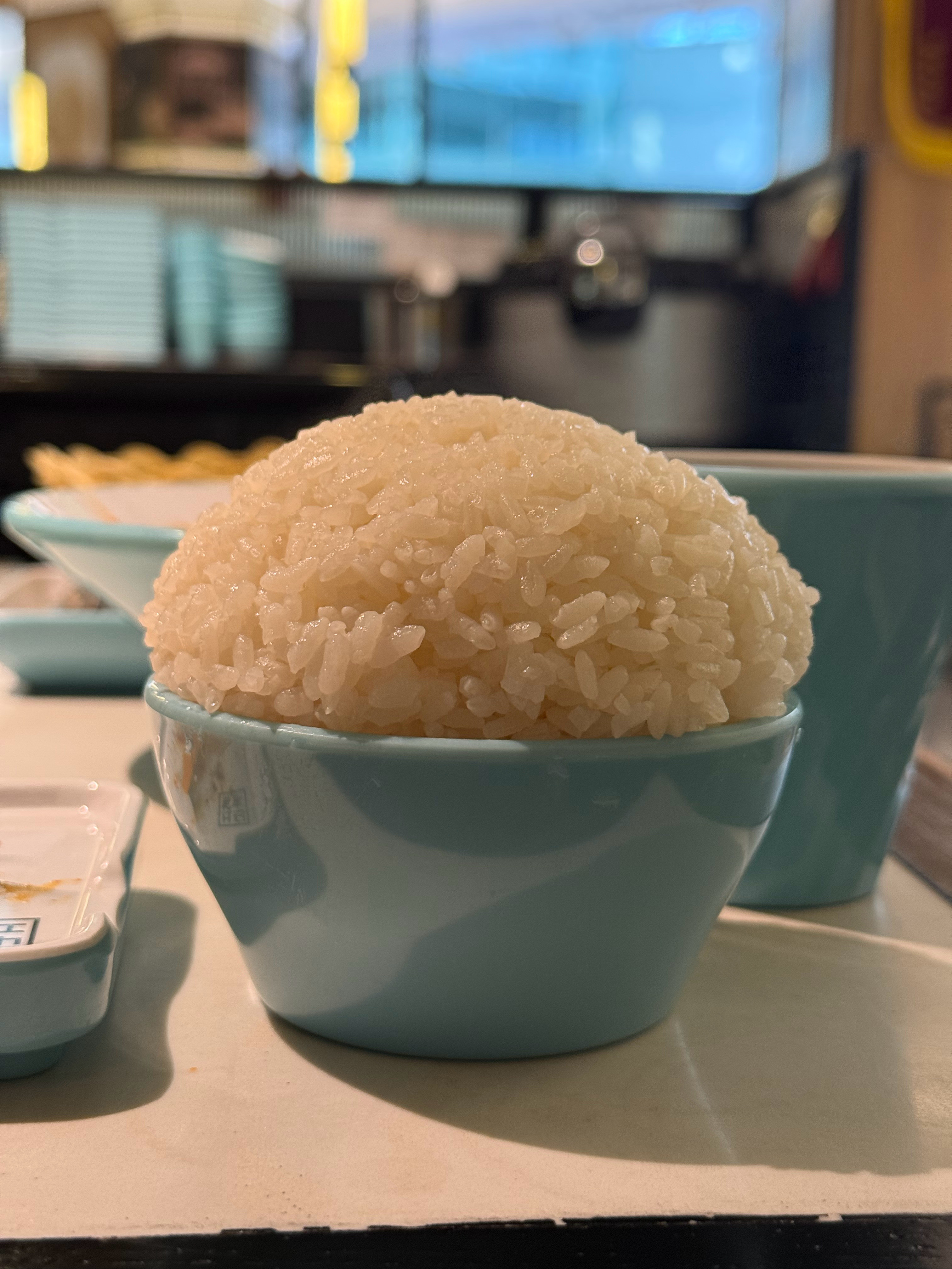 服务员给我们盛的大米饭，好像是动漫里一样………[笑着哭][笑着哭]​​​