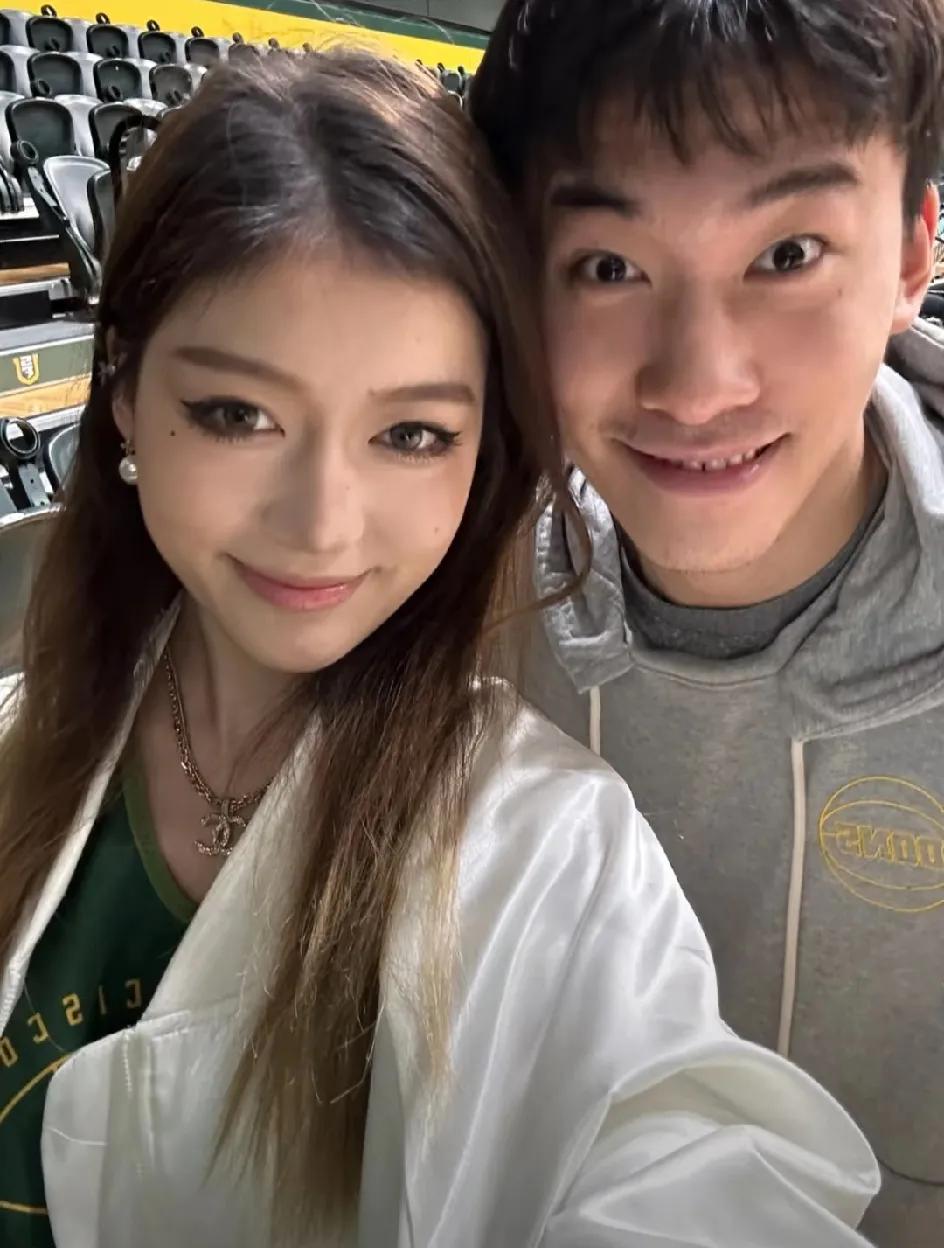 王俊杰女友晒出两人合照恋情得到曝光！王俊杰在亚洲杯表现出色是未来国家队锋线的