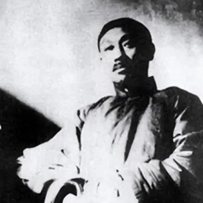 陈独秀说：“蒋介石杀了我的许多同志，还杀了我的两个儿子，我同他不共戴天。现在国共