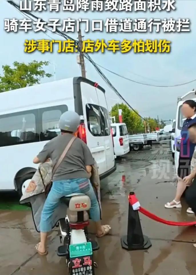 太冷漠了！青岛连日来下大雨，路面积水严重，一位女子骑着电动车出行，本来就已经很不