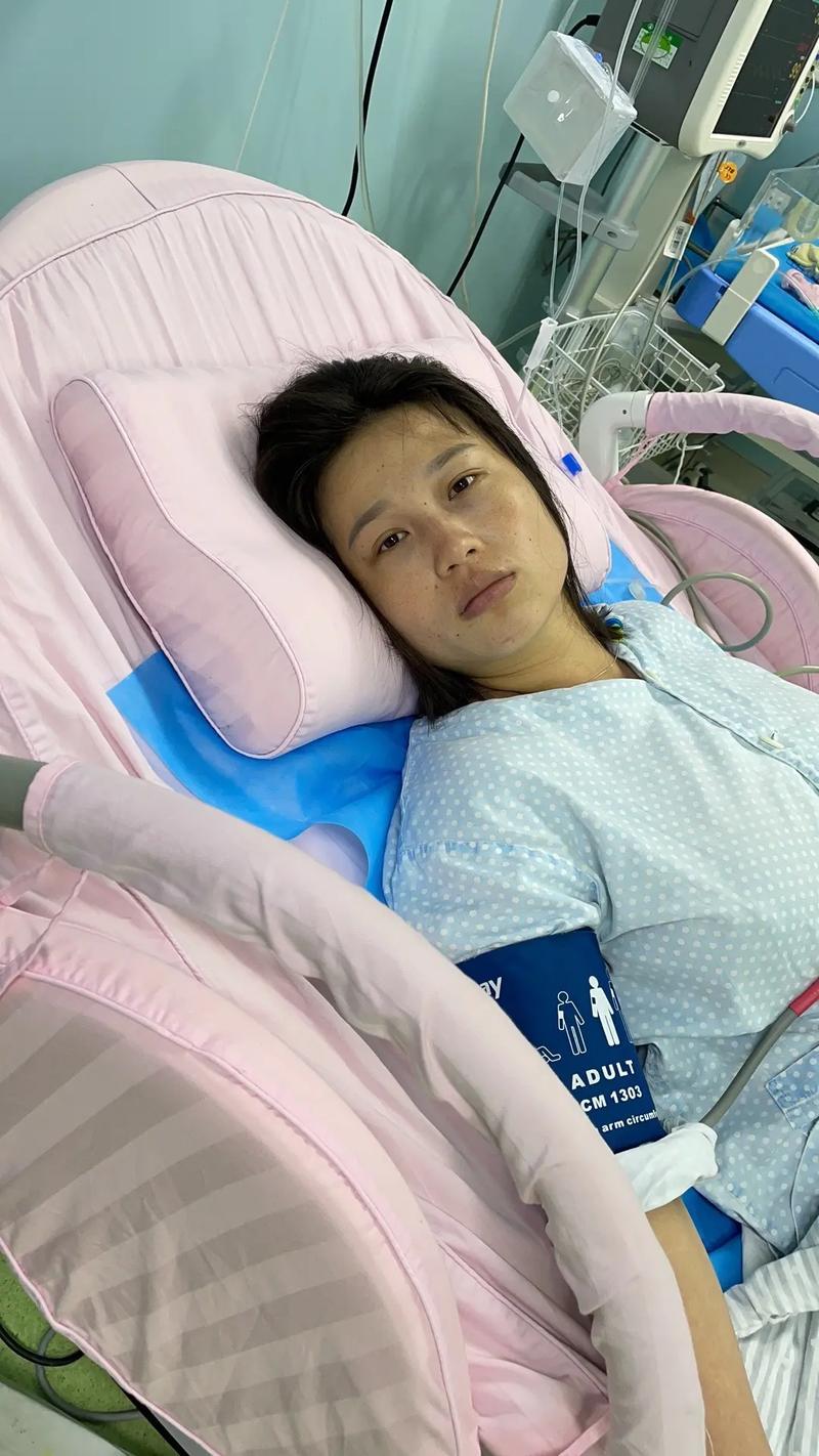 浙江，一个女人刚生完孩子，躺在病床上，婆婆听说儿媳给她生个孙子，她拿着大红包，来