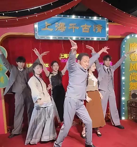 一个过气的台湾老艺人，为了挣钱养家糊口，勇气可嘉！