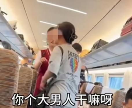 没理辩三分！男子在高铁上，他想去洗手间便将自己的物品放在小桌上，想着大家