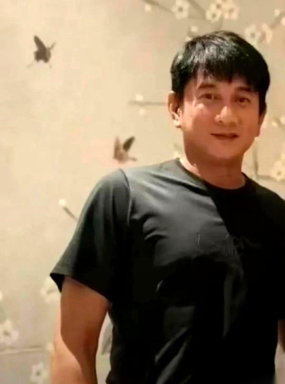 刷到吴奇隆近照,我直接愣在原地三秒钟。这…这还是我当年那个一个后空翻就能迷倒全