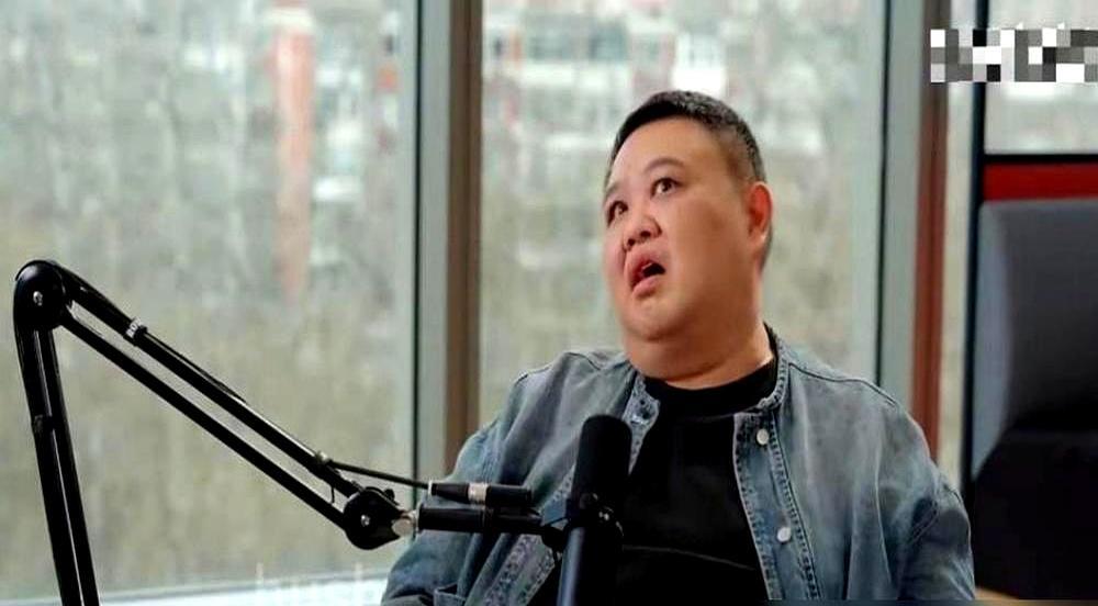 和岳云鹏搭了17年的孙越，私下跟他半毛钱交情都没有。他在播客里直白说，俩人