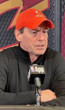 骑士队教练肯尼·阿特金森表示，他已经打电话给迈克·德安东尼，讨论了詹姆斯·哈登职