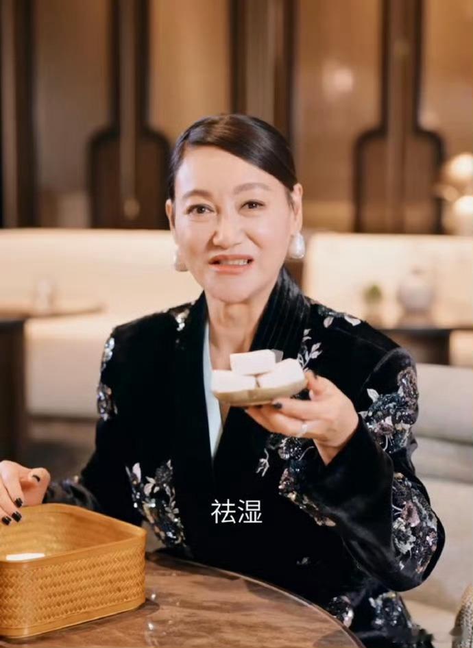 收到福建特产的惠英红直接笑开了花，对茯苓膏的养生价值了如指掌，面对土笋冻一脸诧异