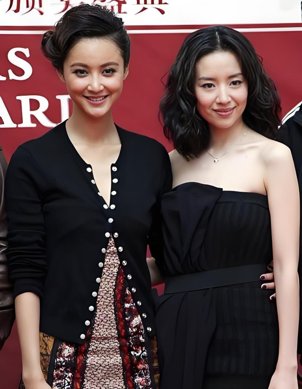 董洁旁边的美女叫什么来着？看着特别眼熟。