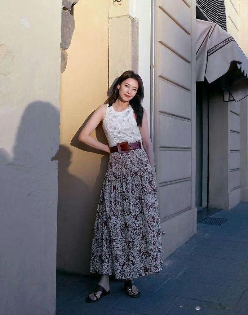 高圆圆这身真是把“云淡风轻的美”刻进骨子里了！镂空背心是恰到好处的小性感，碎花