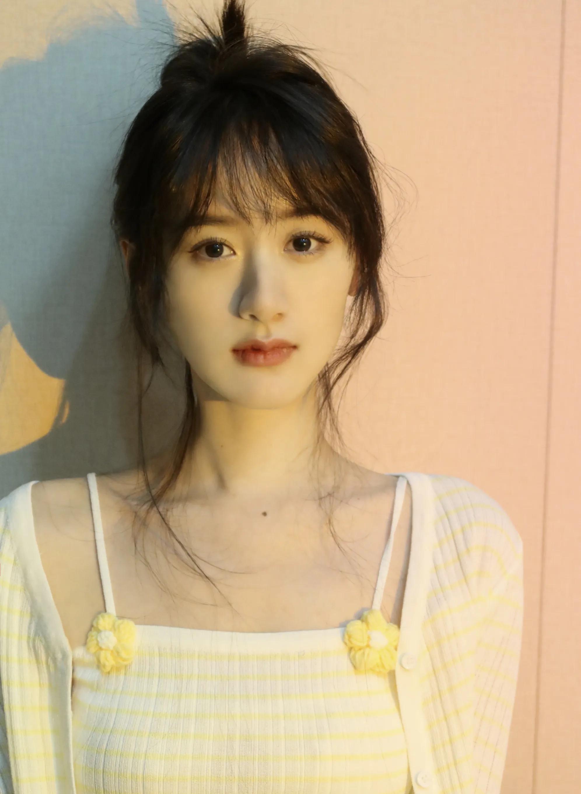 袁冰妍清凉一夏写真：甜美俏丽、窈窕淑女
