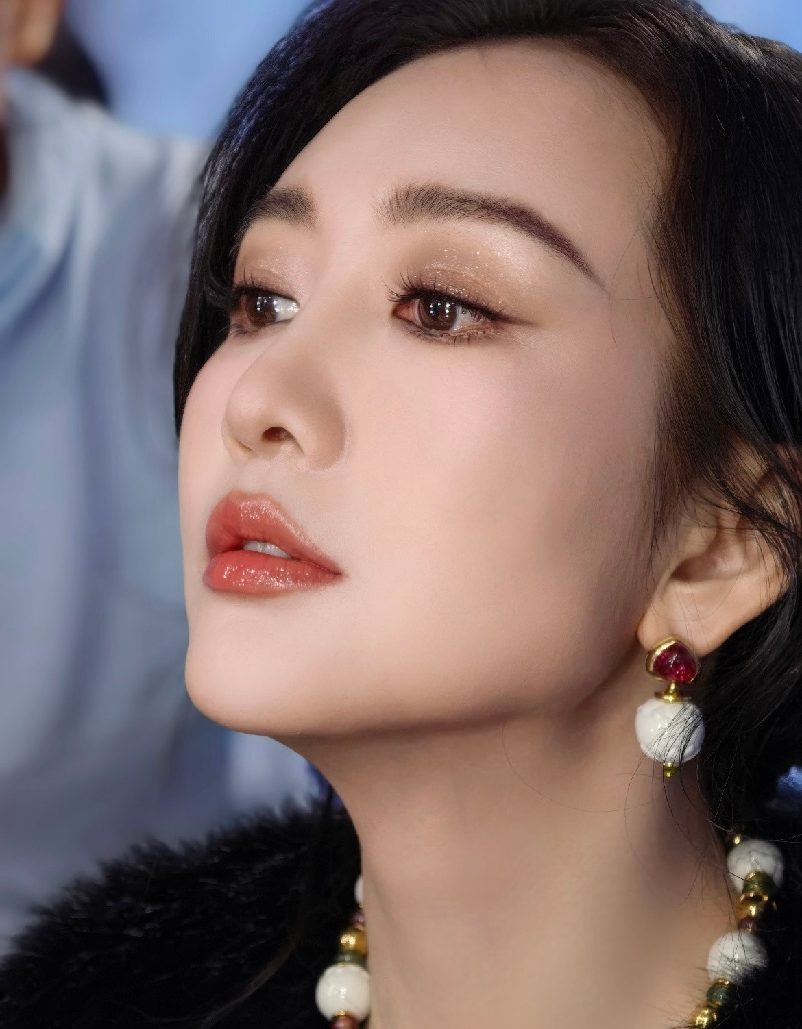 王鸥带女儿逛街有能力的话自己带孩子也没什么不好，姐姐独美吧