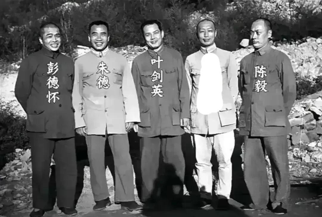 这张照片里，几位身经百战的开国元勋并肩而立，彭德怀、朱德、叶剑英、陈毅的名字清晰